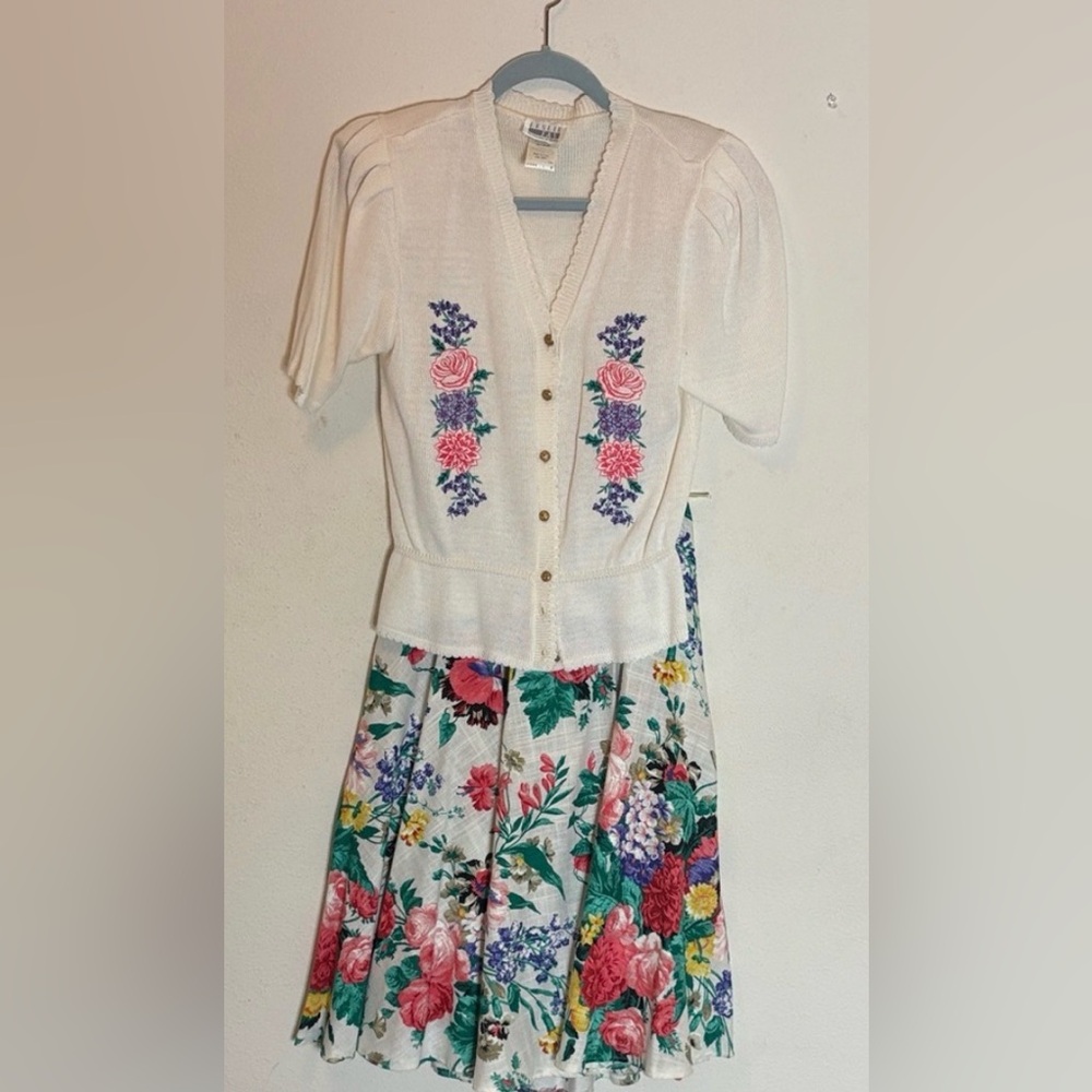Vintage Leslie Fay Embroidered Cardigan and skirt, matching scarf 4